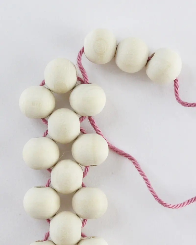 Ob für Tassen, Tee- oder Kaffeekannen oder einfach als Dekorationselement - Diese DIY Holzperlen Untersetzer kannst du ganz einfach nachbasteln. Erschreck dich bitte nicht. Meine Anleitung besteht aus vielen Einzelschritten, da ich wirklich jeden kleinen Schritt festhalten wollte, damit du meine DIY Holzperlen Untersetzer ohne Probleme basteln kannst. DIY Holzperlen Untersetzer basteln - diy untersetzer aus holzperlen basteln 10