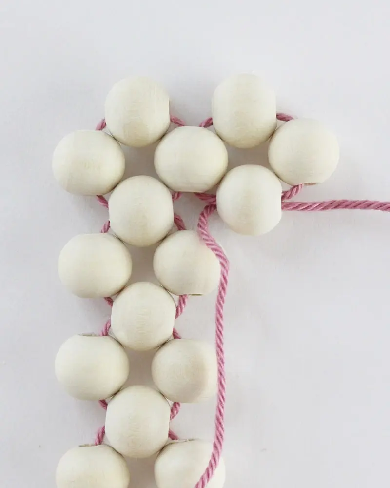 Ob für Tassen, Tee- oder Kaffeekannen oder einfach als Dekorationselement - Diese DIY Holzperlen Untersetzer kannst du ganz einfach nachbasteln. Erschreck dich bitte nicht. Meine Anleitung besteht aus vielen Einzelschritten, da ich wirklich jeden kleinen Schritt festhalten wollte, damit du meine DIY Holzperlen Untersetzer ohne Probleme basteln kannst. DIY Holzperlen Untersetzer basteln - diy untersetzer aus holzperlen basteln 11