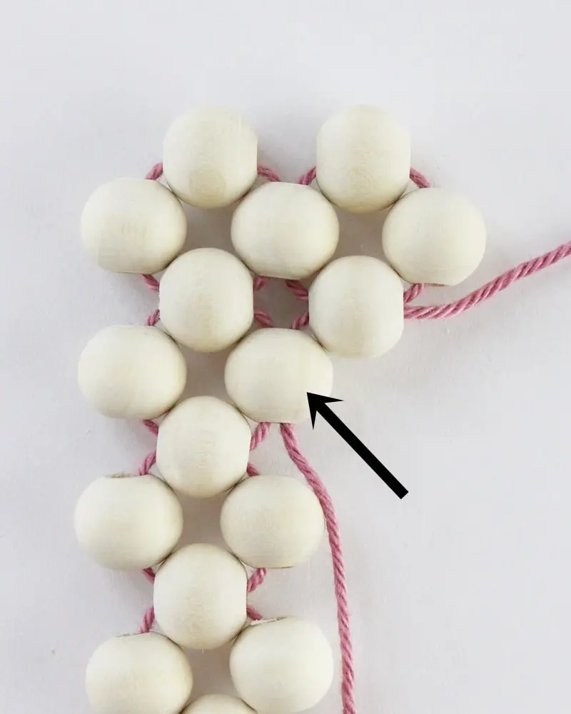 Ob für Tassen, Tee- oder Kaffeekannen oder einfach als Dekorationselement - Diese DIY Holzperlen Untersetzer kannst du ganz einfach nachbasteln. Erschreck dich bitte nicht. Meine Anleitung besteht aus vielen Einzelschritten, da ich wirklich jeden kleinen Schritt festhalten wollte, damit du meine DIY Holzperlen Untersetzer ohne Probleme basteln kannst. DIY Holzperlen Untersetzer basteln - diy untersetzer aus holzperlen basteln 12