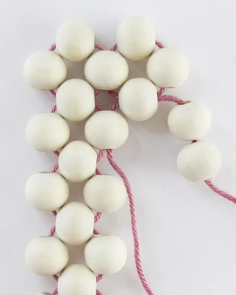 Ob für Tassen, Tee- oder Kaffeekannen oder einfach als Dekorationselement - Diese DIY Holzperlen Untersetzer kannst du ganz einfach nachbasteln. Erschreck dich bitte nicht. Meine Anleitung besteht aus vielen Einzelschritten, da ich wirklich jeden kleinen Schritt festhalten wollte, damit du meine DIY Holzperlen Untersetzer ohne Probleme basteln kannst. DIY Holzperlen Untersetzer basteln - diy untersetzer aus holzperlen basteln 13