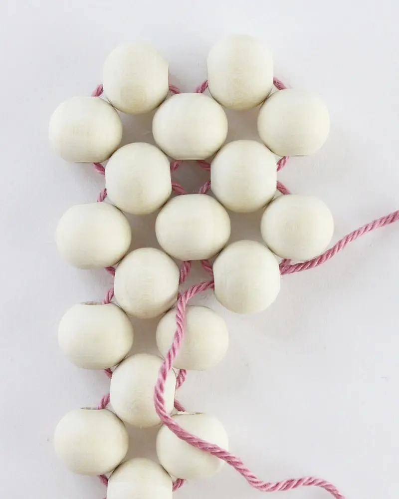 Ob für Tassen, Tee- oder Kaffeekannen oder einfach als Dekorationselement - Diese DIY Holzperlen Untersetzer kannst du ganz einfach nachbasteln. Erschreck dich bitte nicht. Meine Anleitung besteht aus vielen Einzelschritten, da ich wirklich jeden kleinen Schritt festhalten wollte, damit du meine DIY Holzperlen Untersetzer ohne Probleme basteln kannst. DIY Holzperlen Untersetzer basteln - diy untersetzer aus holzperlen basteln 14