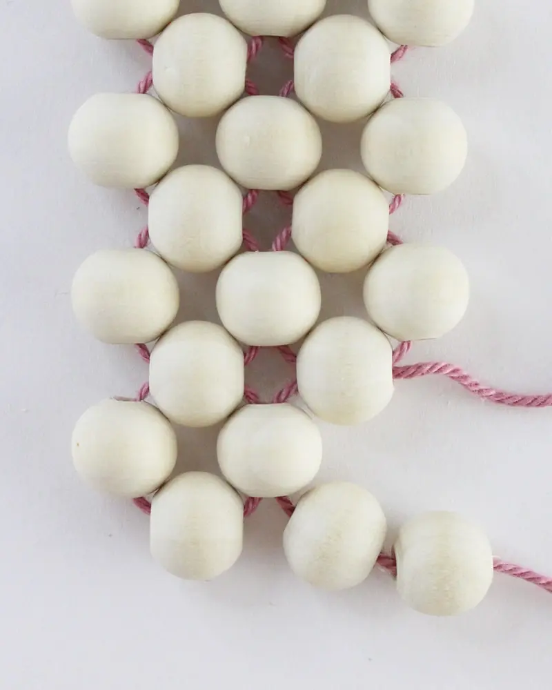 Ob für Tassen, Tee- oder Kaffeekannen oder einfach als Dekorationselement - Diese DIY Holzperlen Untersetzer kannst du ganz einfach nachbasteln. Erschreck dich bitte nicht. Meine Anleitung besteht aus vielen Einzelschritten, da ich wirklich jeden kleinen Schritt festhalten wollte, damit du meine DIY Holzperlen Untersetzer ohne Probleme basteln kannst. DIY Holzperlen Untersetzer basteln - diy untersetzer aus holzperlen basteln 15