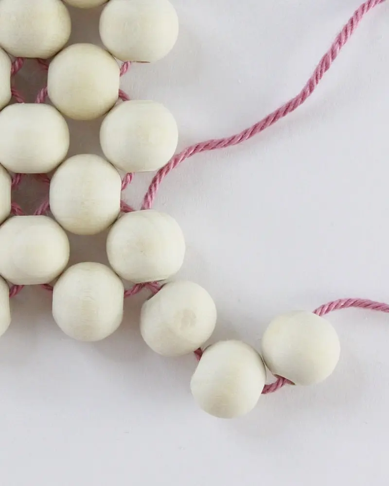 Ob für Tassen, Tee- oder Kaffeekannen oder einfach als Dekorationselement - Diese DIY Holzperlen Untersetzer kannst du ganz einfach nachbasteln. Erschreck dich bitte nicht. Meine Anleitung besteht aus vielen Einzelschritten, da ich wirklich jeden kleinen Schritt festhalten wollte, damit du meine DIY Holzperlen Untersetzer ohne Probleme basteln kannst. DIY Holzperlen Untersetzer basteln - diy untersetzer aus holzperlen basteln 17