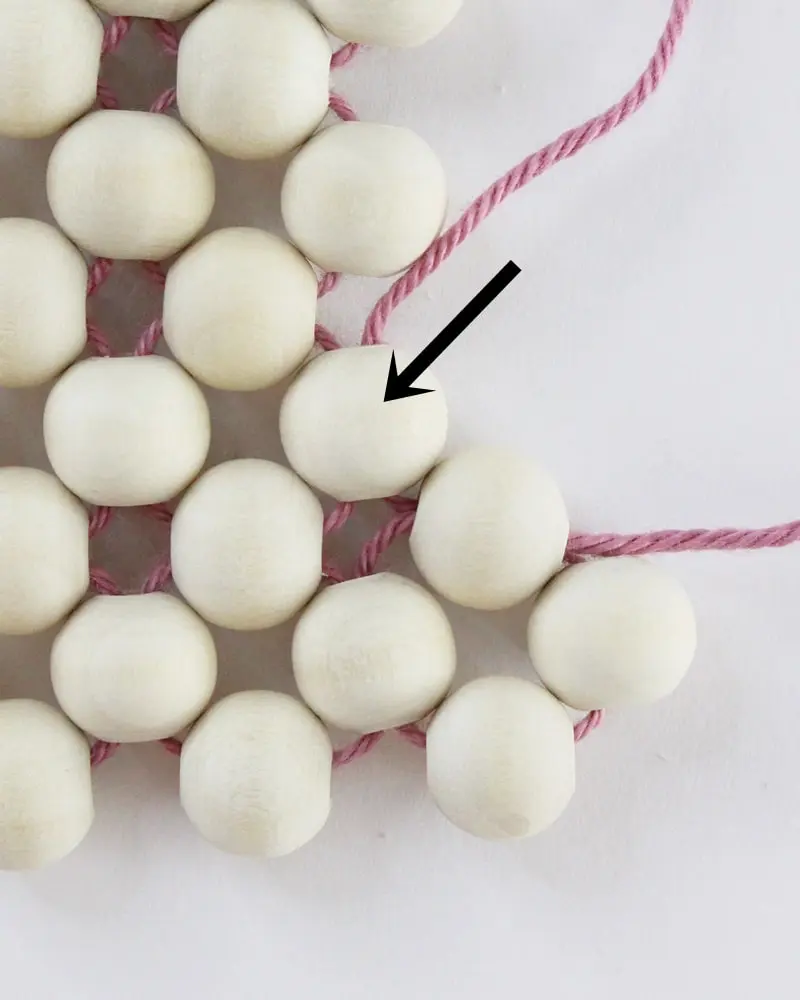 Ob für Tassen, Tee- oder Kaffeekannen oder einfach als Dekorationselement - Diese DIY Holzperlen Untersetzer kannst du ganz einfach nachbasteln. Erschreck dich bitte nicht. Meine Anleitung besteht aus vielen Einzelschritten, da ich wirklich jeden kleinen Schritt festhalten wollte, damit du meine DIY Holzperlen Untersetzer ohne Probleme basteln kannst. DIY Holzperlen Untersetzer basteln - diy untersetzer aus holzperlen basteln 19