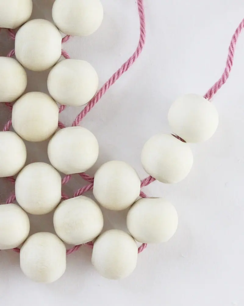 Ob für Tassen, Tee- oder Kaffeekannen oder einfach als Dekorationselement - Diese DIY Holzperlen Untersetzer kannst du ganz einfach nachbasteln. Erschreck dich bitte nicht. Meine Anleitung besteht aus vielen Einzelschritten, da ich wirklich jeden kleinen Schritt festhalten wollte, damit du meine DIY Holzperlen Untersetzer ohne Probleme basteln kannst. DIY Holzperlen Untersetzer basteln - diy untersetzer aus holzperlen basteln 20