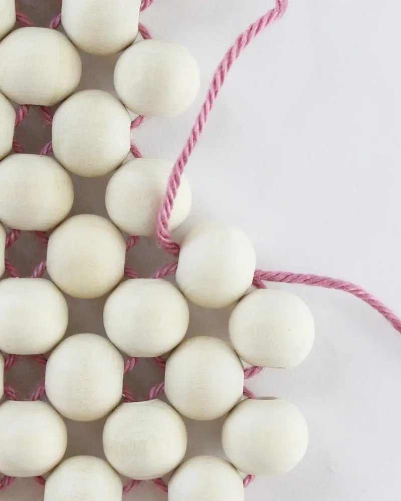 Ob für Tassen, Tee- oder Kaffeekannen oder einfach als Dekorationselement - Diese DIY Holzperlen Untersetzer kannst du ganz einfach nachbasteln. Erschreck dich bitte nicht. Meine Anleitung besteht aus vielen Einzelschritten, da ich wirklich jeden kleinen Schritt festhalten wollte, damit du meine DIY Holzperlen Untersetzer ohne Probleme basteln kannst. DIY Holzperlen Untersetzer basteln - diy untersetzer aus holzperlen basteln 21