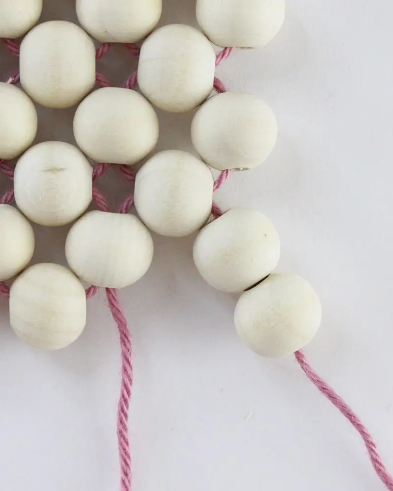 Ob für Tassen, Tee- oder Kaffeekannen oder einfach als Dekorationselement - Diese DIY Holzperlen Untersetzer kannst du ganz einfach nachbasteln. Erschreck dich bitte nicht. Meine Anleitung besteht aus vielen Einzelschritten, da ich wirklich jeden kleinen Schritt festhalten wollte, damit du meine DIY Holzperlen Untersetzer ohne Probleme basteln kannst. DIY Holzperlen Untersetzer basteln - diy untersetzer aus holzperlen basteln 22