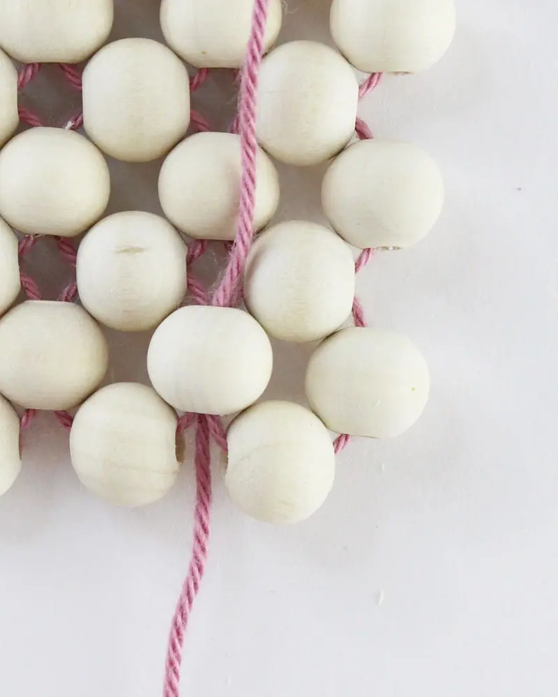 Ob für Tassen, Tee- oder Kaffeekannen oder einfach als Dekorationselement - Diese DIY Holzperlen Untersetzer kannst du ganz einfach nachbasteln. Erschreck dich bitte nicht. Meine Anleitung besteht aus vielen Einzelschritten, da ich wirklich jeden kleinen Schritt festhalten wollte, damit du meine DIY Holzperlen Untersetzer ohne Probleme basteln kannst. DIY Holzperlen Untersetzer basteln - diy untersetzer aus holzperlen basteln 23