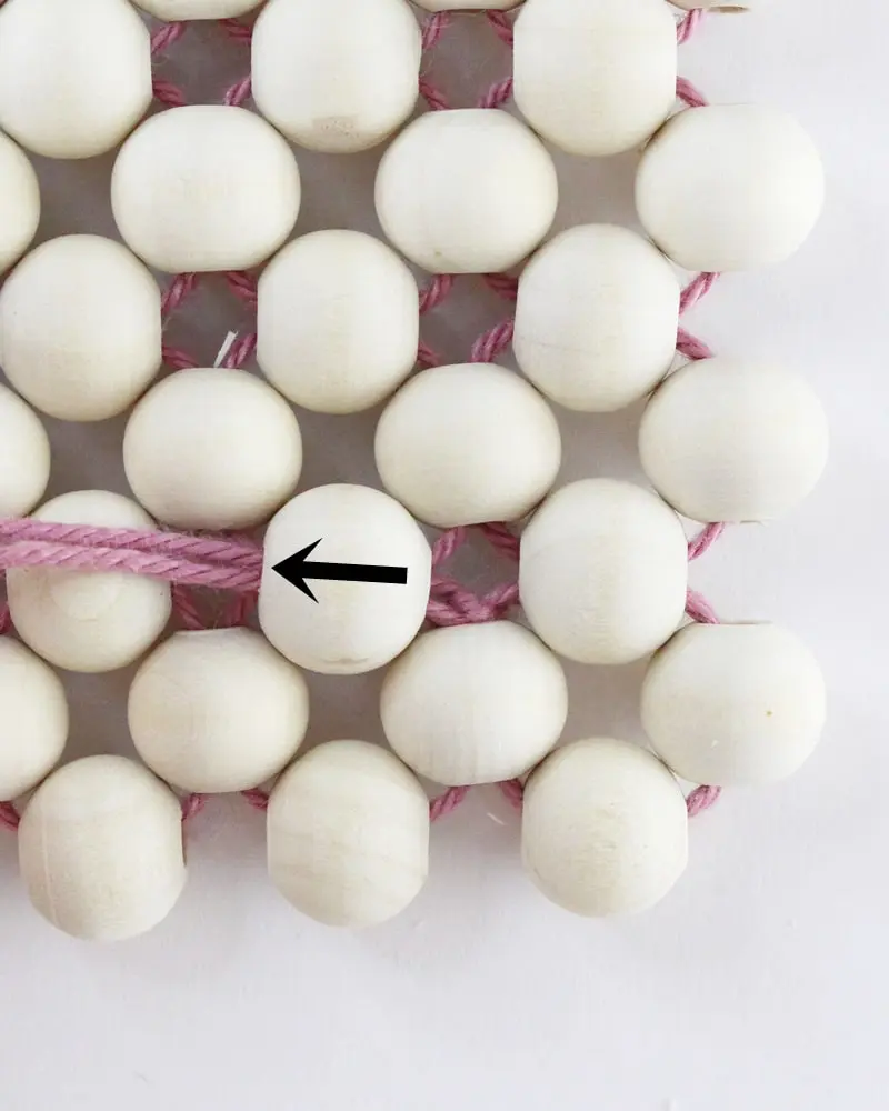 Ob für Tassen, Tee- oder Kaffeekannen oder einfach als Dekorationselement - Diese DIY Holzperlen Untersetzer kannst du ganz einfach nachbasteln. Erschreck dich bitte nicht. Meine Anleitung besteht aus vielen Einzelschritten, da ich wirklich jeden kleinen Schritt festhalten wollte, damit du meine DIY Holzperlen Untersetzer ohne Probleme basteln kannst. DIY Holzperlen Untersetzer basteln - diy untersetzer aus holzperlen basteln 25