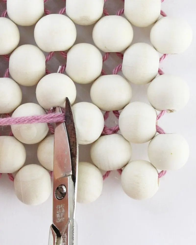 Ob für Tassen, Tee- oder Kaffeekannen oder einfach als Dekorationselement - Diese DIY Holzperlen Untersetzer kannst du ganz einfach nachbasteln. Erschreck dich bitte nicht. Meine Anleitung besteht aus vielen Einzelschritten, da ich wirklich jeden kleinen Schritt festhalten wollte, damit du meine DIY Holzperlen Untersetzer ohne Probleme basteln kannst. DIY Holzperlen Untersetzer basteln - diy untersetzer aus holzperlen basteln 26