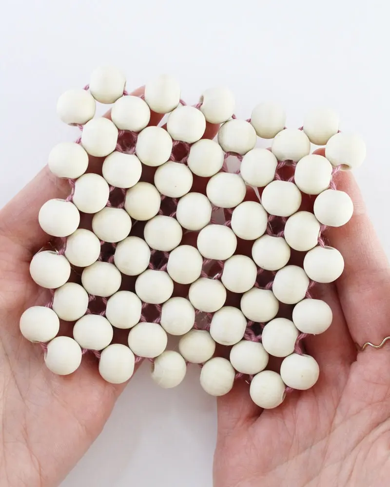 Ob für Tassen, Tee- oder Kaffeekannen oder einfach als Dekorationselement - Diese DIY Holzperlen Untersetzer kannst du ganz einfach nachbasteln. Erschreck dich bitte nicht. Meine Anleitung besteht aus vielen Einzelschritten, da ich wirklich jeden kleinen Schritt festhalten wollte, damit du meine DIY Holzperlen Untersetzer ohne Probleme basteln kannst. DIY Holzperlen Untersetzer basteln - diy untersetzer aus holzperlen basteln 27