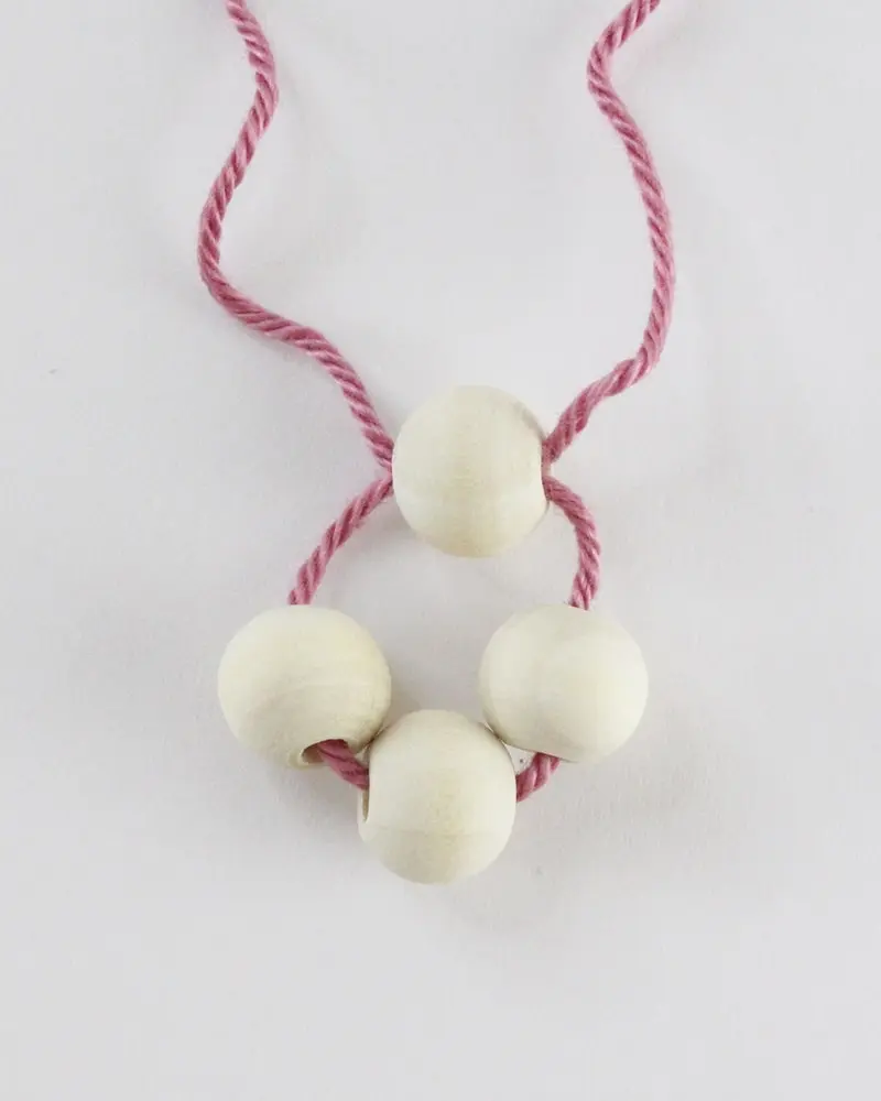 Ob für Tassen, Tee- oder Kaffeekannen oder einfach als Dekorationselement - Diese DIY Holzperlen Untersetzer kannst du ganz einfach nachbasteln. Erschreck dich bitte nicht. Meine Anleitung besteht aus vielen Einzelschritten, da ich wirklich jeden kleinen Schritt festhalten wollte, damit du meine DIY Holzperlen Untersetzer ohne Probleme basteln kannst. DIY Holzperlen Untersetzer basteln - diy untersetzer aus holzperlen basteln 3