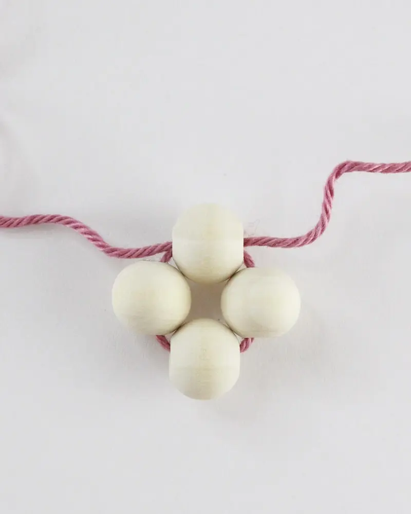 Ob für Tassen, Tee- oder Kaffeekannen oder einfach als Dekorationselement - Diese DIY Holzperlen Untersetzer kannst du ganz einfach nachbasteln. Erschreck dich bitte nicht. Meine Anleitung besteht aus vielen Einzelschritten, da ich wirklich jeden kleinen Schritt festhalten wollte, damit du meine DIY Holzperlen Untersetzer ohne Probleme basteln kannst. DIY Holzperlen Untersetzer basteln - diy untersetzer aus holzperlen basteln 4