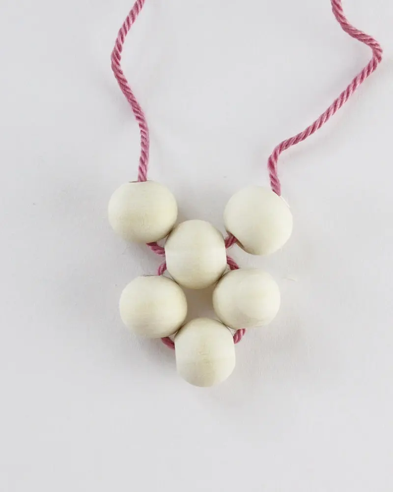 Ob für Tassen, Tee- oder Kaffeekannen oder einfach als Dekorationselement - Diese DIY Holzperlen Untersetzer kannst du ganz einfach nachbasteln. Erschreck dich bitte nicht. Meine Anleitung besteht aus vielen Einzelschritten, da ich wirklich jeden kleinen Schritt festhalten wollte, damit du meine DIY Holzperlen Untersetzer ohne Probleme basteln kannst. DIY Holzperlen Untersetzer basteln - diy untersetzer aus holzperlen basteln 5