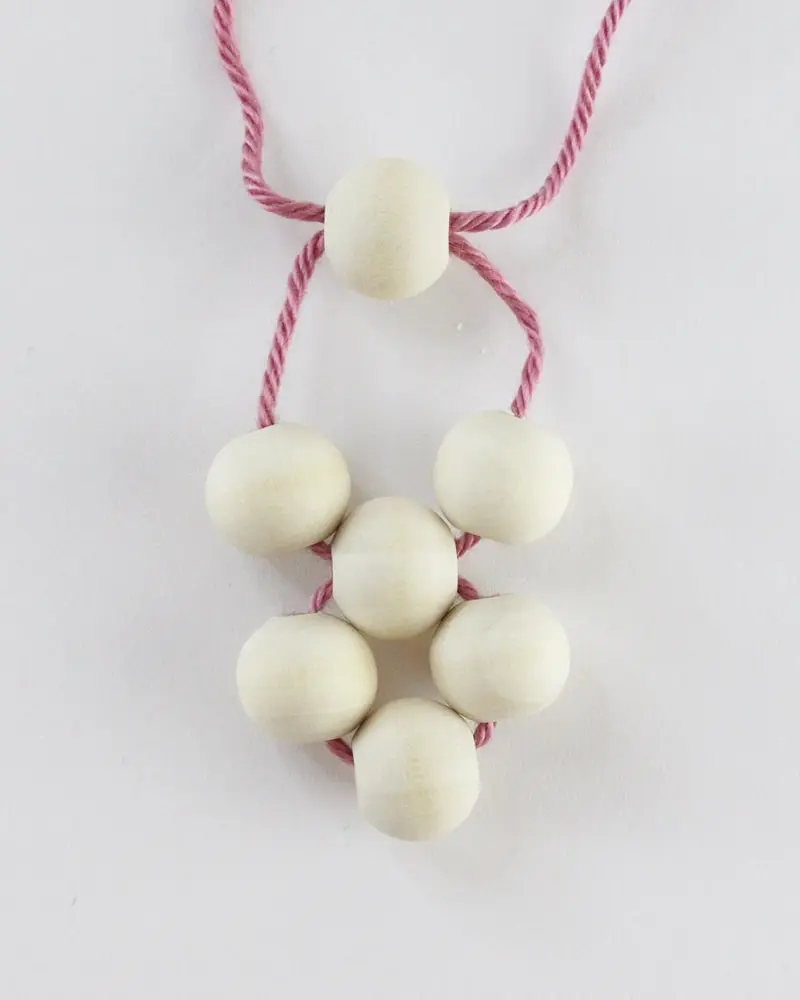 Ob für Tassen, Tee- oder Kaffeekannen oder einfach als Dekorationselement - Diese DIY Holzperlen Untersetzer kannst du ganz einfach nachbasteln. Erschreck dich bitte nicht. Meine Anleitung besteht aus vielen Einzelschritten, da ich wirklich jeden kleinen Schritt festhalten wollte, damit du meine DIY Holzperlen Untersetzer ohne Probleme basteln kannst. DIY Holzperlen Untersetzer basteln - diy untersetzer aus holzperlen basteln 6