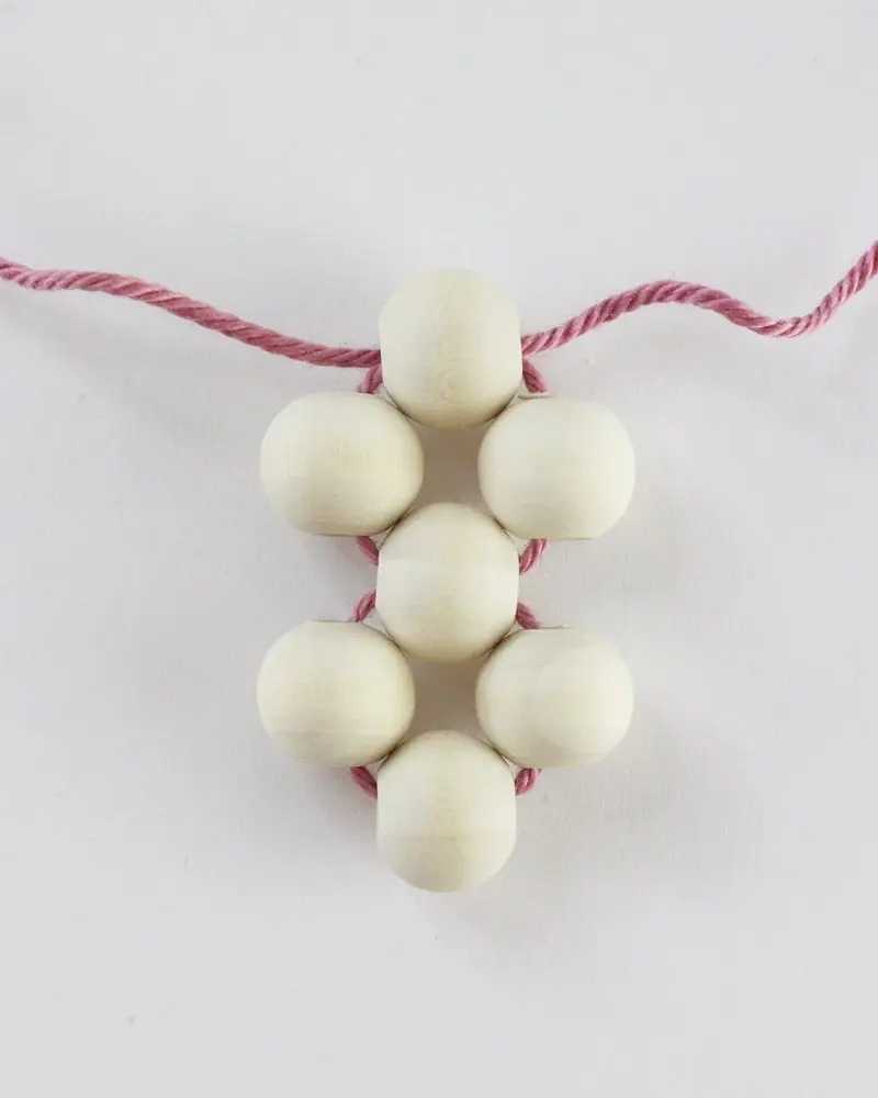 Ob für Tassen, Tee- oder Kaffeekannen oder einfach als Dekorationselement - Diese DIY Holzperlen Untersetzer kannst du ganz einfach nachbasteln. Erschreck dich bitte nicht. Meine Anleitung besteht aus vielen Einzelschritten, da ich wirklich jeden kleinen Schritt festhalten wollte, damit du meine DIY Holzperlen Untersetzer ohne Probleme basteln kannst. DIY Holzperlen Untersetzer basteln - diy untersetzer aus holzperlen basteln 7