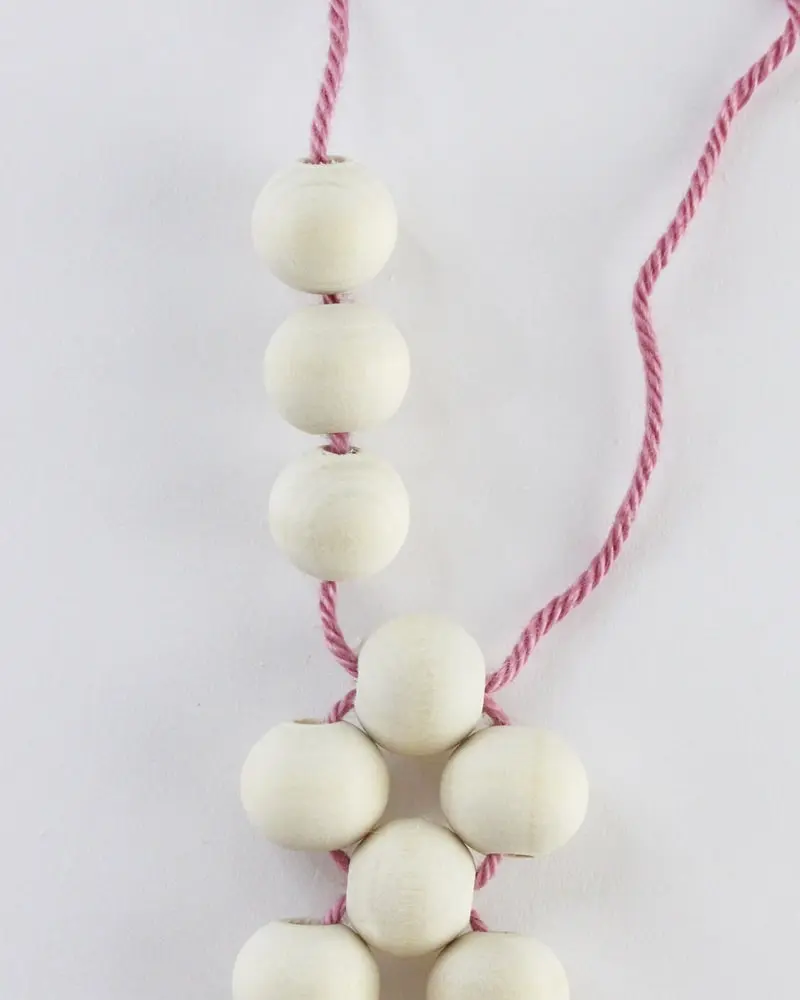 Ob für Tassen, Tee- oder Kaffeekannen oder einfach als Dekorationselement - Diese DIY Holzperlen Untersetzer kannst du ganz einfach nachbasteln. Erschreck dich bitte nicht. Meine Anleitung besteht aus vielen Einzelschritten, da ich wirklich jeden kleinen Schritt festhalten wollte, damit du meine DIY Holzperlen Untersetzer ohne Probleme basteln kannst. DIY Holzperlen Untersetzer basteln - diy untersetzer aus holzperlen basteln 8