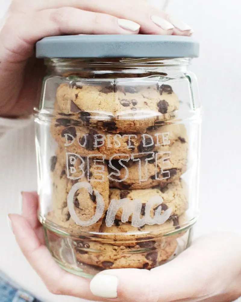 Hier kannst du dir meine selbst erstellten Bastelvorlagen als PDF-Datei runterladen. Du kannst die Downloaddateien zum Basteln oder zum Verschönern von Geschenken nutzen. Diese Bastelvorlagen sind alle kostenlos. Die passenden Anleitungen zu den Vorlagen findest du auf meinem DIY Blog. Diese sind in den PDF-Dateien oder im Text immer verlinkt, sodass du diese schnell findest. Glas mit Gravur als Keksdose | Tinkerhome - Einfache DIYs für dein Zuhause