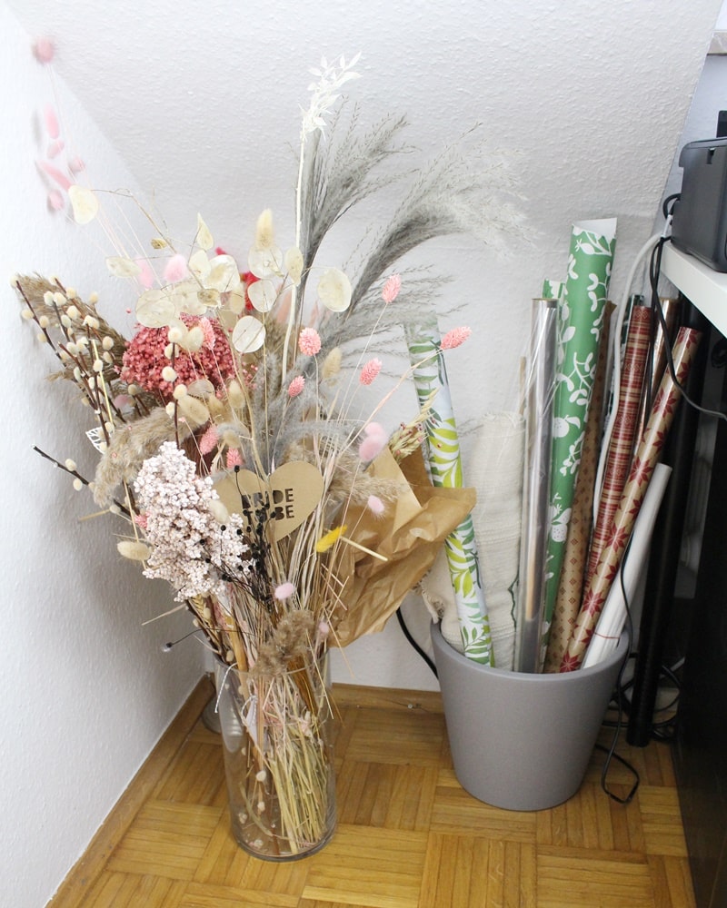 Bastelecke einrichten und Bastelsachen aufbewahren - aufbewahrung trockenblumen und geschenkpapier