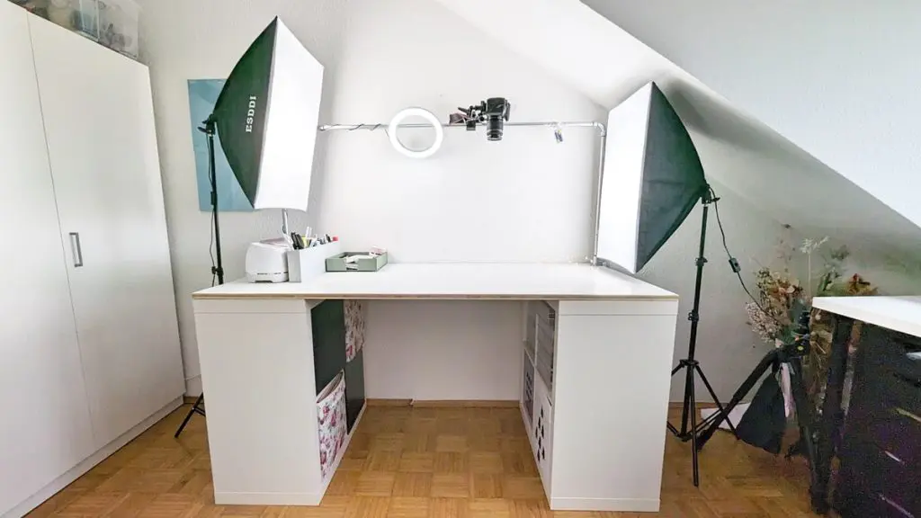 Ich zeige wie du eine Bastelecke einrichten, einen DIY Basteltisch bauen und deine Bastelsachen aufbewahren kannst - inkl. DIY Overhead Stativ Bastelecke einrichten und Bastelsachen aufbewahren | Tinkerhome - Einfache DIYs für dein Zuhause