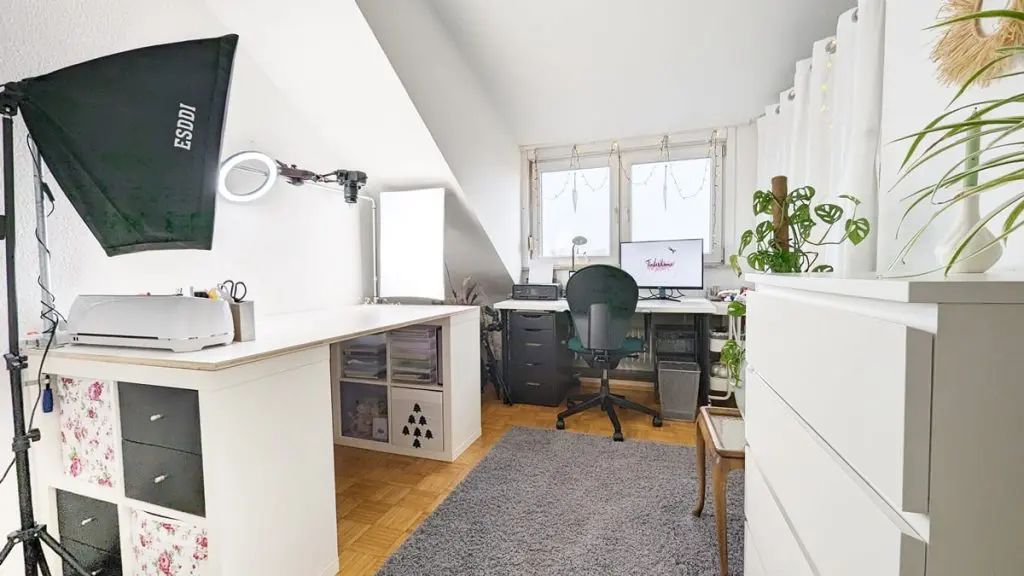 Ich zeige wie du eine Bastelecke einrichten, einen DIY Basteltisch bauen und deine Bastelsachen aufbewahren kannst - inkl. DIY Overhead Stativ Bastelecke einrichten und Bastelsachen aufbewahren | Tinkerhome - Einfache DIYs für dein Zuhause