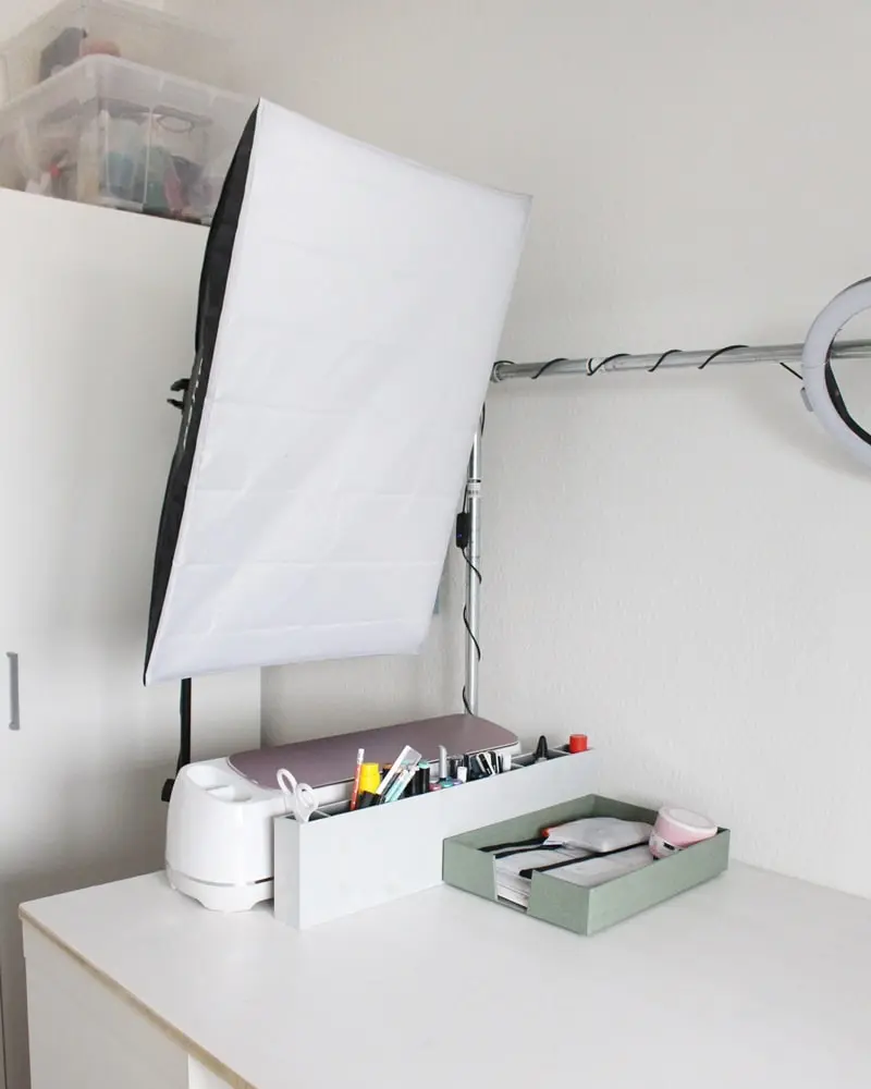 Ich zeige wie du eine Bastelecke einrichten, einen DIY Basteltisch bauen und deine Bastelsachen aufbewahren kannst - inkl. DIY Overhead Stativ Bastelecke einrichten und Bastelsachen aufbewahren | Tinkerhome - Einfache DIYs für dein Zuhause