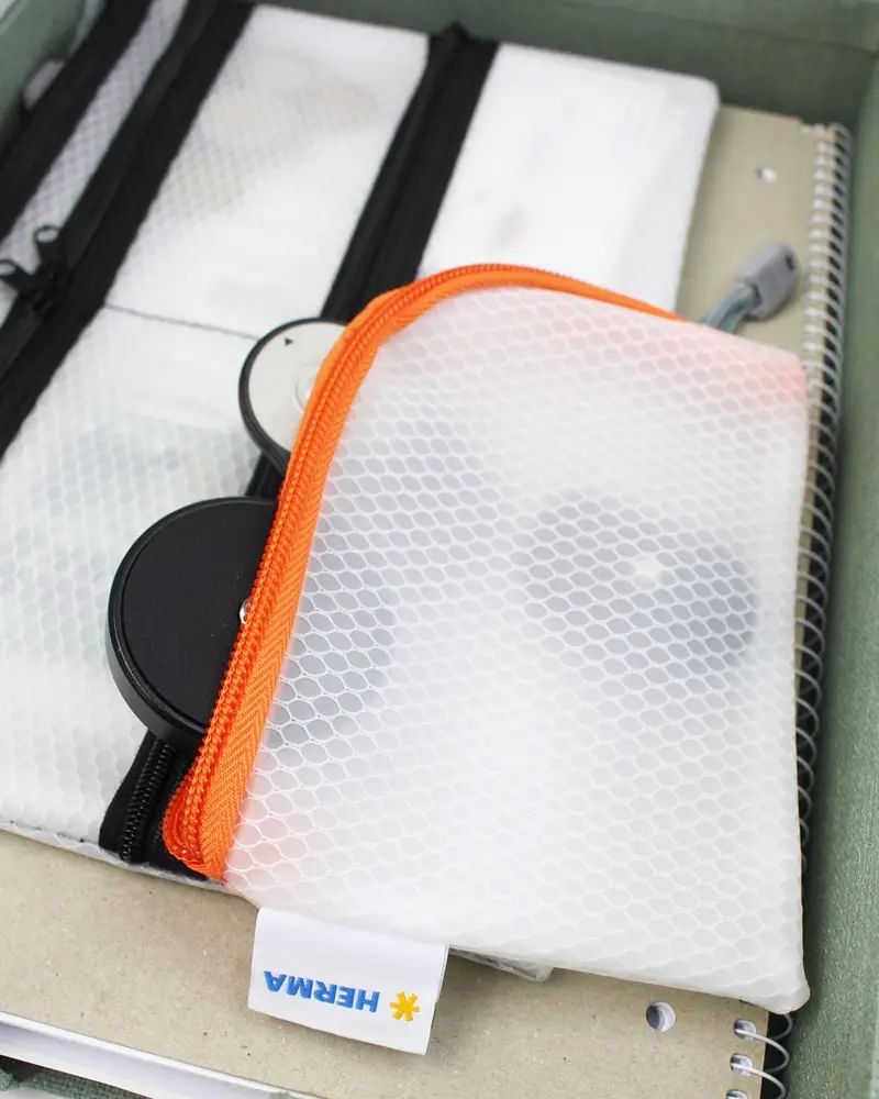 Ich zeige wie du eine Bastelecke einrichten, einen DIY Basteltisch bauen und deine Bastelsachen aufbewahren kannst - inkl. DIY Overhead Stativ Bastelecke einrichten und Bastelsachen aufbewahren | Tinkerhome - Einfache DIYs für dein Zuhause