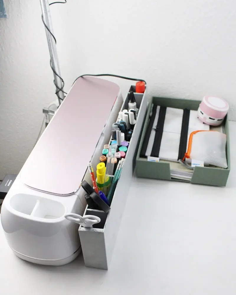 Ich zeige wie du eine Bastelecke einrichten, einen DIY Basteltisch bauen und deine Bastelsachen aufbewahren kannst - inkl. DIY Overhead Stativ Bastelecke einrichten und Bastelsachen aufbewahren | Tinkerhome - Einfache DIYs für dein Zuhause