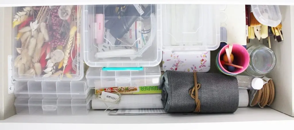 Ich zeige wie du eine Bastelecke einrichten, einen DIY Basteltisch bauen und deine Bastelsachen aufbewahren kannst - inkl. DIY Overhead Stativ Bastelecke einrichten und Bastelsachen aufbewahren | Tinkerhome - Einfache DIYs für dein Zuhause