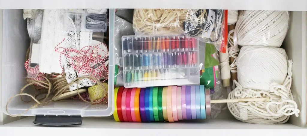 Ich zeige wie du eine Bastelecke einrichten, einen DIY Basteltisch bauen und deine Bastelsachen aufbewahren kannst - inkl. DIY Overhead Stativ Bastelecke einrichten und Bastelsachen aufbewahren | Tinkerhome - Einfache DIYs für dein Zuhause