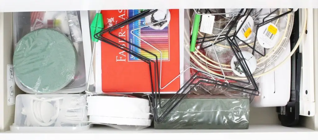 Ich zeige wie du eine Bastelecke einrichten, einen DIY Basteltisch bauen und deine Bastelsachen aufbewahren kannst - inkl. DIY Overhead Stativ Bastelecke einrichten und Bastelsachen aufbewahren | Tinkerhome - Einfache DIYs für dein Zuhause