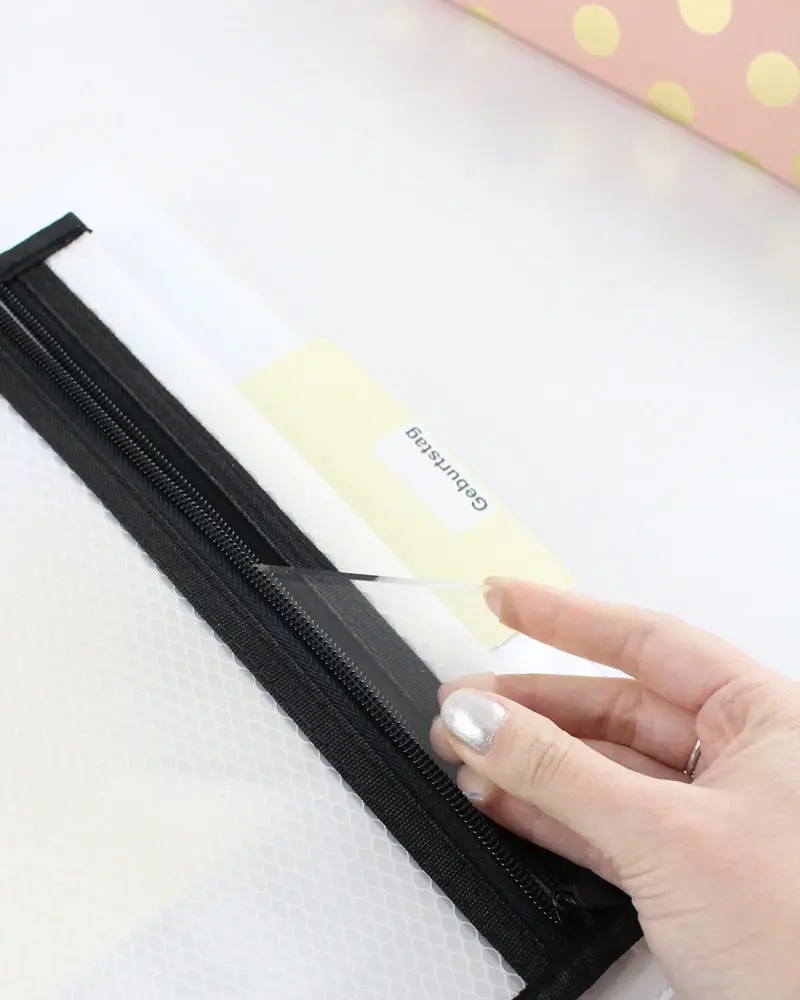 Ich zeige wie du eine Bastelecke einrichten, einen DIY Basteltisch bauen und deine Bastelsachen aufbewahren kannst - inkl. DIY Overhead Stativ Bastelecke einrichten und Bastelsachen aufbewahren | Tinkerhome - Einfache DIYs für dein Zuhause