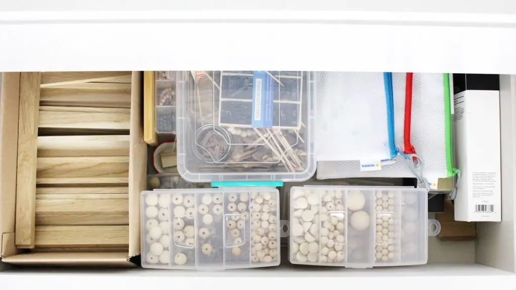 Ich zeige wie du eine Bastelecke einrichten, einen DIY Basteltisch bauen und deine Bastelsachen aufbewahren kannst - inkl. DIY Overhead Stativ Bastelecke einrichten und Bastelsachen aufbewahren | Tinkerhome - Einfache DIYs für dein Zuhause