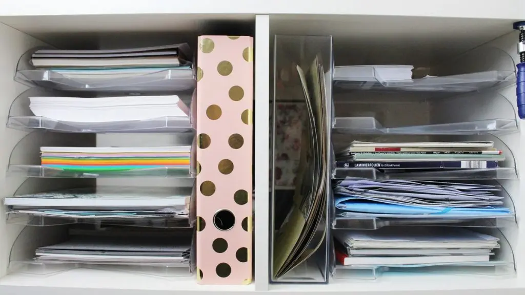 Ich zeige wie du eine Bastelecke einrichten, einen DIY Basteltisch bauen und deine Bastelsachen aufbewahren kannst - inkl. DIY Overhead Stativ Bastelecke einrichten und Bastelsachen aufbewahren | Tinkerhome - Einfache DIYs für dein Zuhause