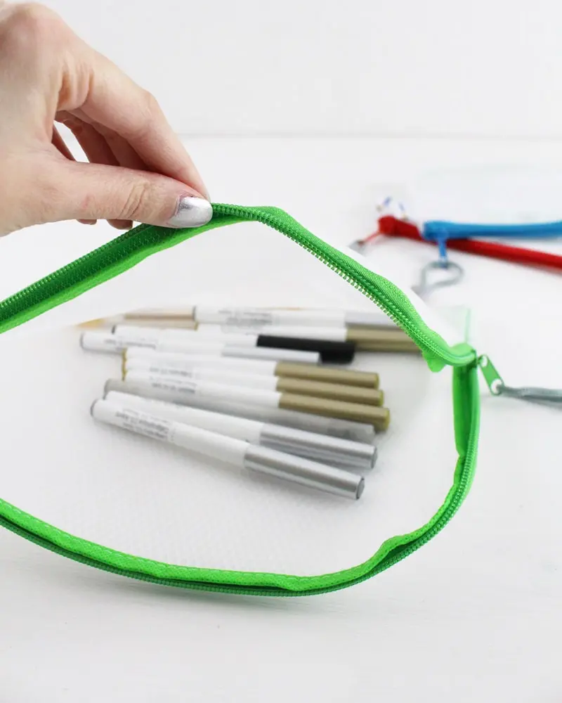 Ich zeige wie du eine Bastelecke einrichten, einen DIY Basteltisch bauen und deine Bastelsachen aufbewahren kannst - inkl. DIY Overhead Stativ Bastelecke einrichten und Bastelsachen aufbewahren | Tinkerhome - Einfache DIYs für dein Zuhause