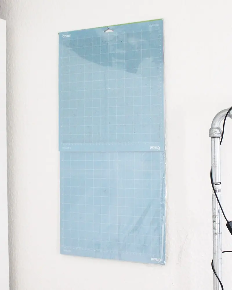 Ich zeige wie du eine Bastelecke einrichten, einen DIY Basteltisch bauen und deine Bastelsachen aufbewahren kannst - inkl. DIY Overhead Stativ Bastelecke einrichten und Bastelsachen aufbewahren | Tinkerhome - Einfache DIYs für dein Zuhause