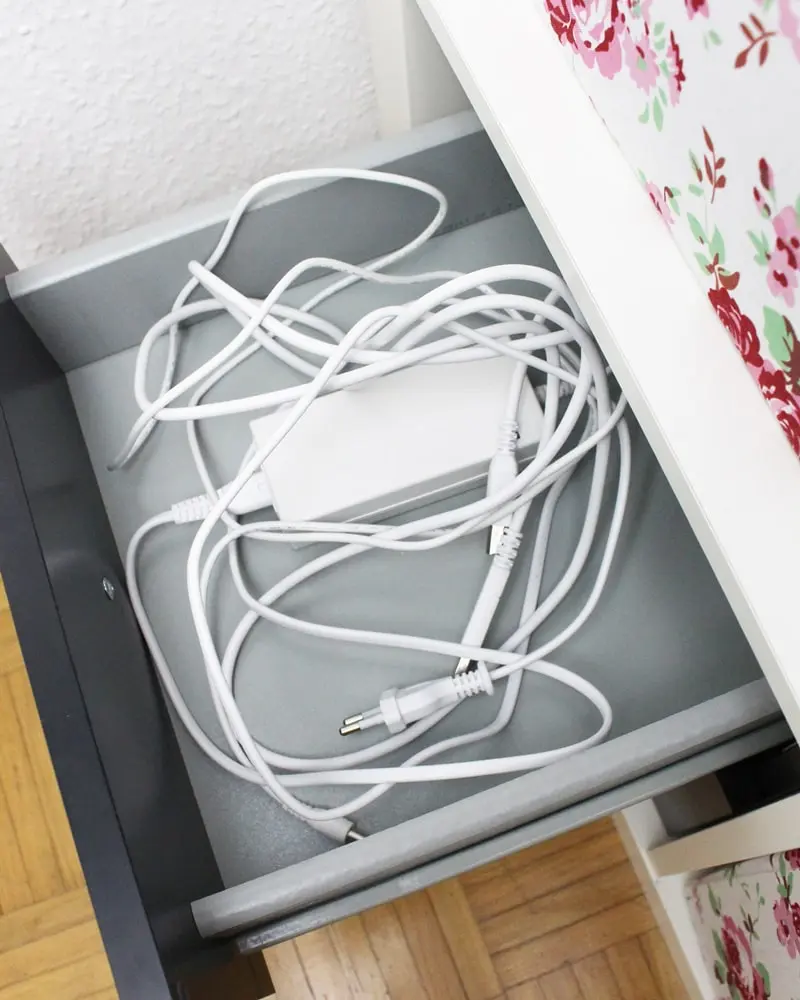 Ich zeige wie du eine Bastelecke einrichten, einen DIY Basteltisch bauen und deine Bastelsachen aufbewahren kannst - inkl. DIY Overhead Stativ Bastelecke einrichten und Bastelsachen aufbewahren | Tinkerhome - Einfache DIYs für dein Zuhause