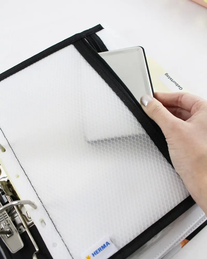 Ich zeige wie du eine Bastelecke einrichten, einen DIY Basteltisch bauen und deine Bastelsachen aufbewahren kannst - inkl. DIY Overhead Stativ Bastelecke einrichten und Bastelsachen aufbewahren | Tinkerhome - Einfache DIYs für dein Zuhause