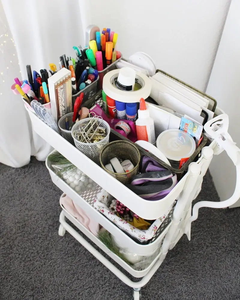 Ich zeige wie du eine Bastelecke einrichten, einen DIY Basteltisch bauen und deine Bastelsachen aufbewahren kannst - inkl. DIY Overhead Stativ Bastelecke einrichten und Bastelsachen aufbewahren | Tinkerhome - Einfache DIYs für dein Zuhause