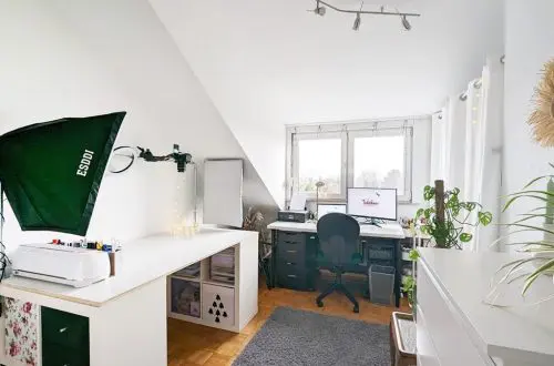 Ich zeige wie du eine Bastelecke einrichten, einen DIY Basteltisch bauen und deine Bastelsachen aufbewahren kannst - inkl. DIY Overhead Stativ Bastelecke einrichten und Bastelsachen aufbewahren - bastelzimmer einrichten 1