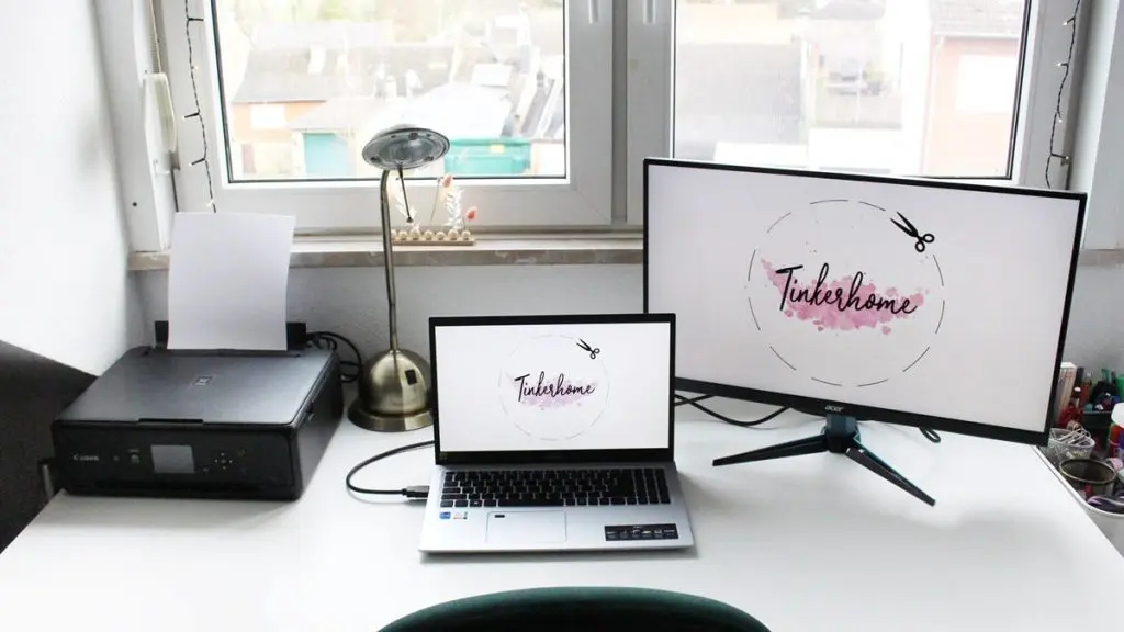 Ich zeige wie du eine Bastelecke einrichten, einen DIY Basteltisch bauen und deine Bastelsachen aufbewahren kannst - inkl. DIY Overhead Stativ Bastelecke einrichten und Bastelsachen aufbewahren | Tinkerhome - Einfache DIYs für dein Zuhause