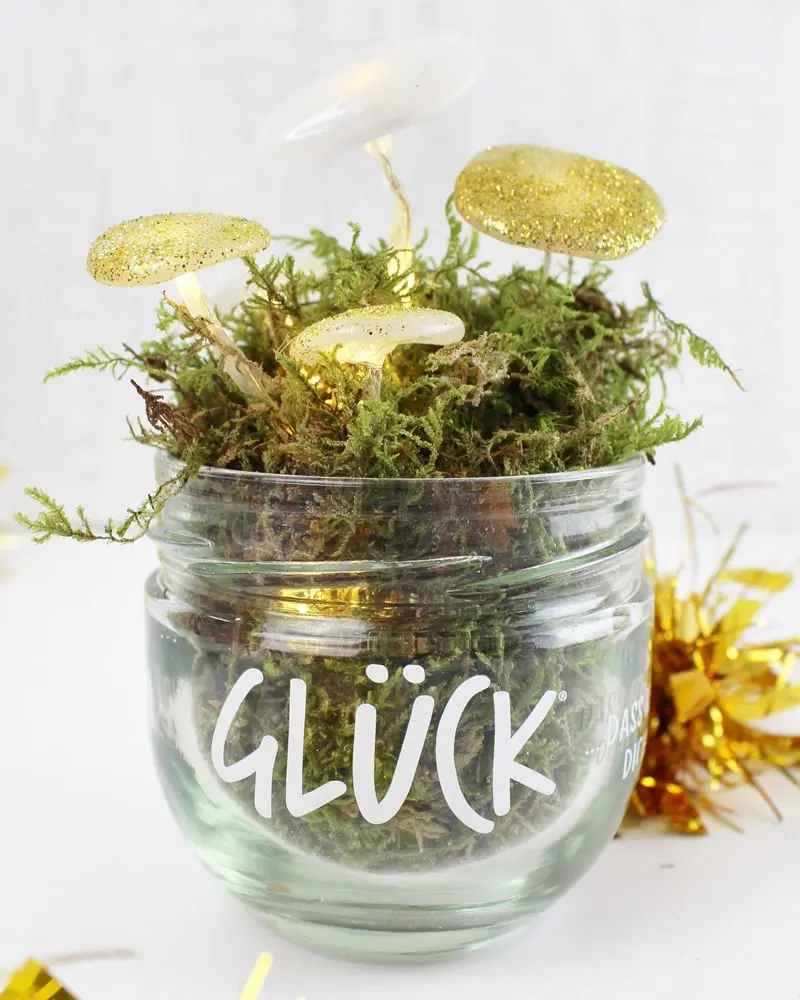 Du möchtest zum Jahreswechsel mit einer ausgefallenen Silvester Tischdeko glänzen? Dann solltest du dir unbedingt meine Ideen anschauen! Ich zeige dir, wie du im Handumdrehen eine tolle Silvestertafel zaubern kannst. Dafür habe ich 7 tolle und einfache DIYs zusammengestellt. Außerdem habe ich Bastelvorlagen erstellt, die du dir kostenlos runterladen kannst. So sind die Ideen auch Last Minute noch schnell umgesetzt. Elegante DIY Silvester Tischdeko basteln - diy glueckspilze silvester 1