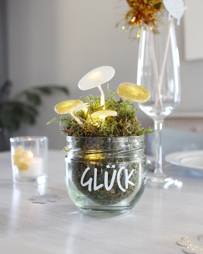 DIY Silvester Tischdeko selber machen: Mitbringsel leuchtende Glückspilze im Glas basteln | Tinkerhome - einfache DIYs für dein Zuhause