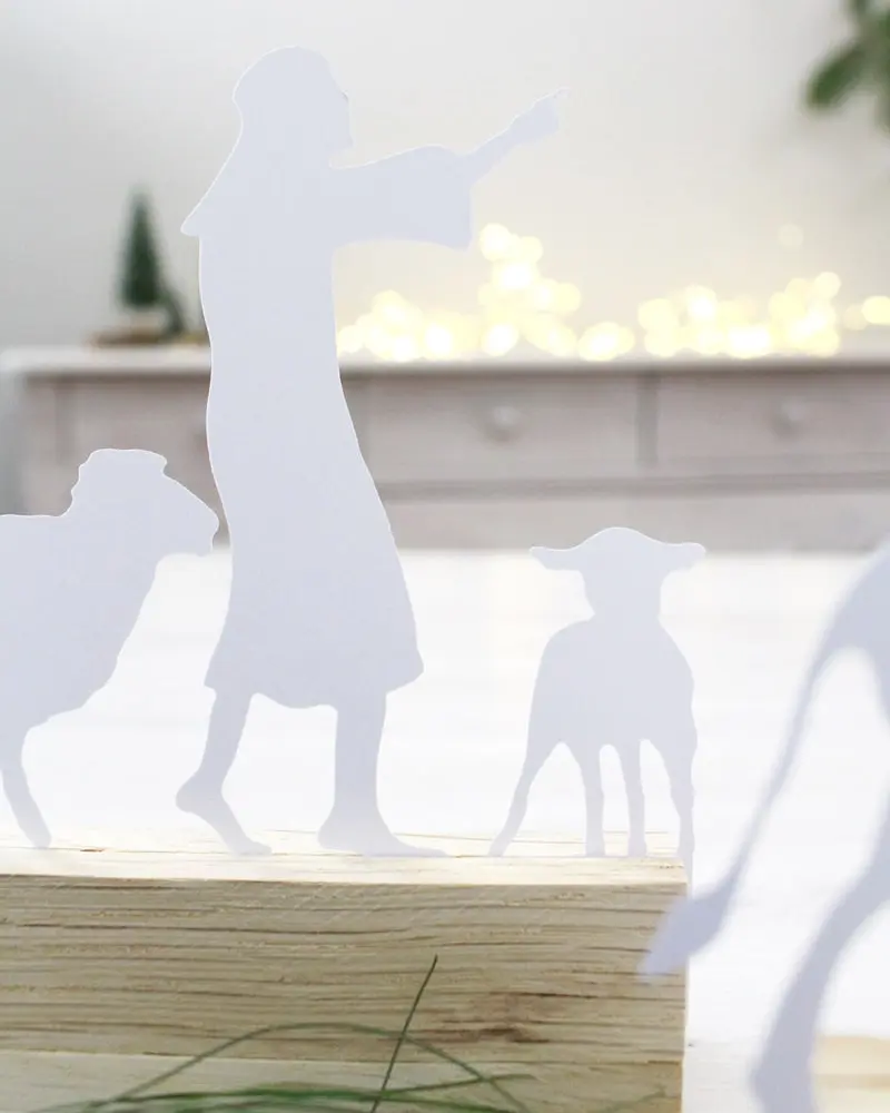 Eine Krippe gehört für dich zum Weihnachtsfest dazu? Du hättest aber lieber eine minimalistische Krippe oder hast zu wenig Platz für eine traditionelle Krippe? Dann ist meine DIY Krippe aus Papier genau das Richtige für dich! PDF-Datei + Plotterdateien (SVG + DXF) Schablone: Minimalistische DIY Krippe aus Papier basteln | Tinkerhome - Einfache DIYs für dein Zuhause