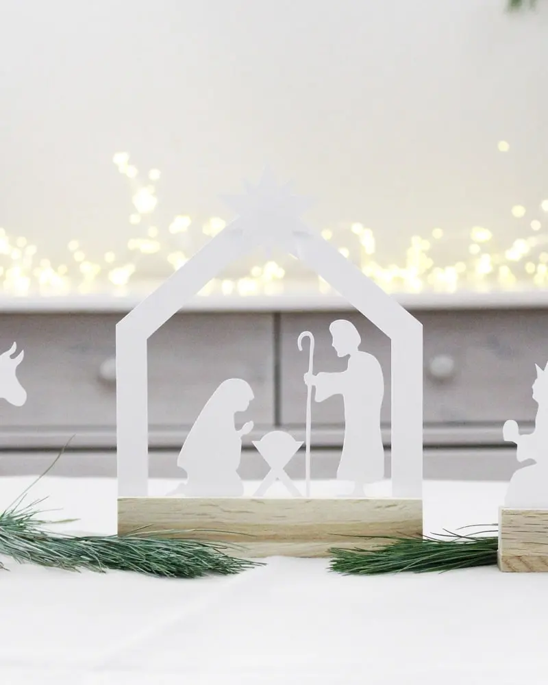 Eine Krippe gehört für dich zum Weihnachtsfest dazu? Du hättest aber lieber eine minimalistische Krippe oder hast zu wenig Platz für eine traditionelle Krippe? Dann ist meine DIY Krippe aus Papier genau das Richtige für dich! PDF-Datei + Plotterdateien (SVG + DXF) Schablone: Minimalistische DIY Krippe aus Papier basteln | Tinkerhome - Einfache DIYs für dein Zuhause