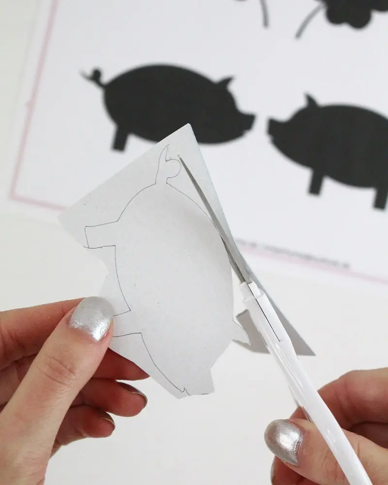 Du möchtest zum Jahreswechsel mit einer ausgefallenen Silvester Tischdeko glänzen? Dann solltest du dir unbedingt meine Ideen anschauen! Ich zeige dir, wie du im Handumdrehen eine tolle Silvestertafel zaubern kannst. Dafür habe ich 7 tolle und einfache DIYs zusammengestellt. Außerdem habe ich Bastelvorlagen erstellt, die du dir kostenlos runterladen kannst. So sind die Ideen auch Last Minute noch schnell umgesetzt. Elegante DIY Silvester Tischdeko basteln - diy silvester deko basteln glitzernde gluecksscheine aus pappe 1