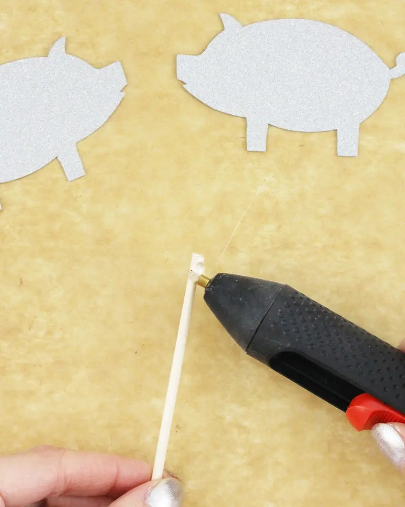 Du möchtest zum Jahreswechsel mit einer ausgefallenen Silvester Tischdeko glänzen? Dann solltest du dir unbedingt meine Ideen anschauen! Ich zeige dir, wie du im Handumdrehen eine tolle Silvestertafel zaubern kannst. Dafür habe ich 7 tolle und einfache DIYs zusammengestellt. Außerdem habe ich Bastelvorlagen erstellt, die du dir kostenlos runterladen kannst. So sind die Ideen auch Last Minute noch schnell umgesetzt. Elegante DIY Silvester Tischdeko basteln - diy silvester deko basteln glitzernde gluecksscheine aus pappe 2