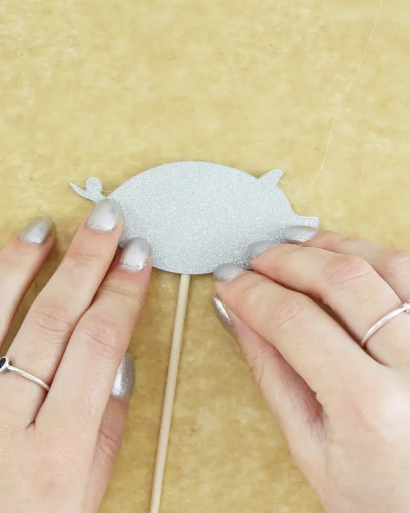 Du möchtest zum Jahreswechsel mit einer ausgefallenen Silvester Tischdeko glänzen? Dann solltest du dir unbedingt meine Ideen anschauen! Ich zeige dir, wie du im Handumdrehen eine tolle Silvestertafel zaubern kannst. Dafür habe ich 7 tolle und einfache DIYs zusammengestellt. Außerdem habe ich Bastelvorlagen erstellt, die du dir kostenlos runterladen kannst. So sind die Ideen auch Last Minute noch schnell umgesetzt. Elegante DIY Silvester Tischdeko basteln - diy silvester deko basteln glitzernde gluecksscheine aus pappe 5