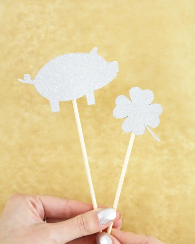 Du möchtest zum Jahreswechsel mit einer ausgefallenen Silvester Tischdeko glänzen? Dann solltest du dir unbedingt meine Ideen anschauen! Ich zeige dir, wie du im Handumdrehen eine tolle Silvestertafel zaubern kannst. Dafür habe ich 7 tolle und einfache DIYs zusammengestellt. Außerdem habe ich Bastelvorlagen erstellt, die du dir kostenlos runterladen kannst. So sind die Ideen auch Last Minute noch schnell umgesetzt. Elegante DIY Silvester Tischdeko basteln - diy silvester deko basteln glitzernde gluecksscheine aus pappe 6