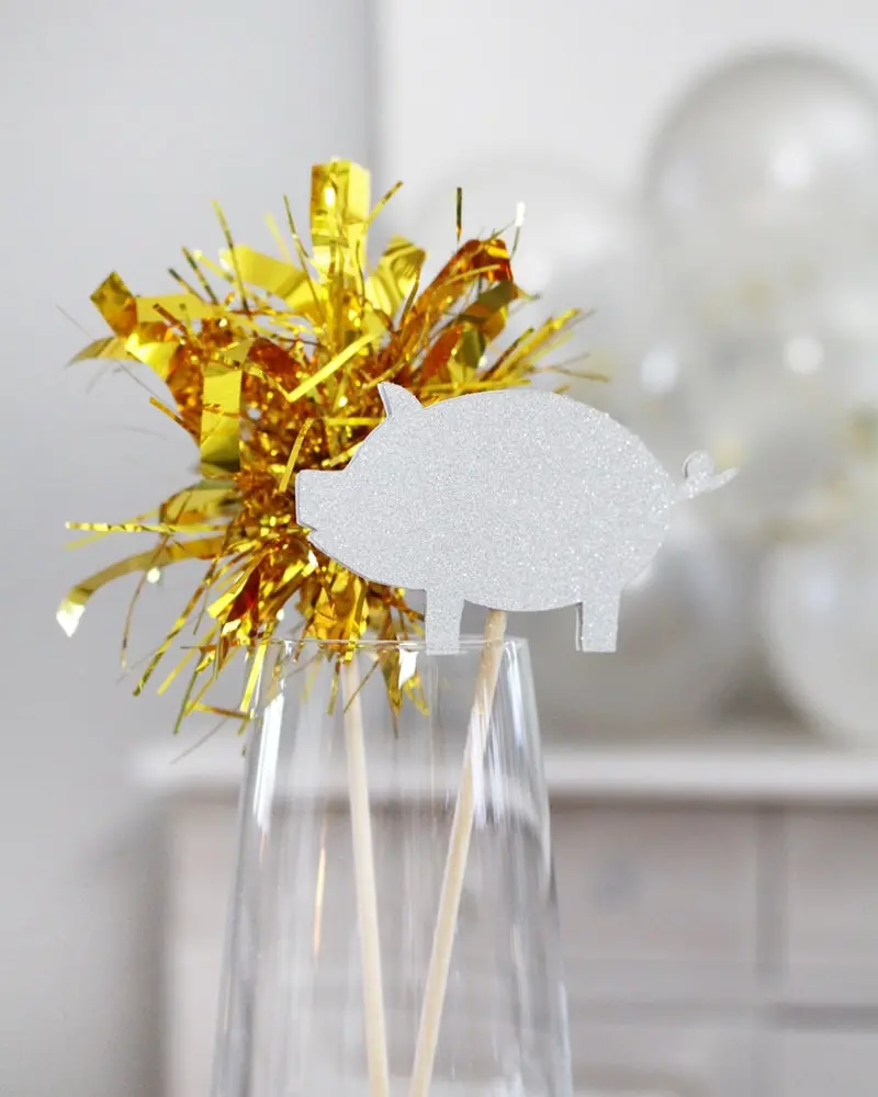 Hier kannst du dir meine selbst erstellten Bastelvorlagen als PDF-Datei runterladen. Du kannst die Downloaddateien zum Basteln oder zum Verschönern von Geschenken nutzen. Diese Bastelvorlagen sind alle kostenlos. Die passenden Anleitungen zu den Vorlagen findest du auf meinem DIY Blog. Diese sind in den PDF-Dateien oder im Text immer verlinkt, sodass du diese schnell findest. BASTELVORLAGEN - diy silvester tischdeko 1